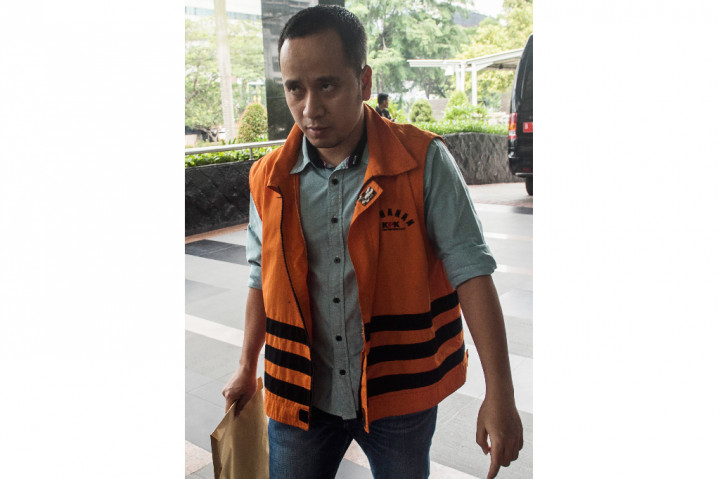 Tersangka kasus dugaan suap pembangunan Pasar Atas Baru Cimahi tahap II Triswara Dhanu Brata berjalan menuju gedung KPK untuk menjalani pemeriksaan.