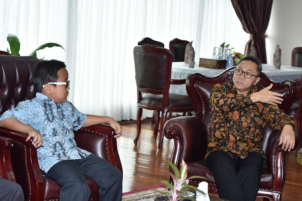 Ketua MPR Zulkifli Hasan berbincang dengan pianis cilik Jefri Setiawan di Kompleks Parlemen Jakarta.