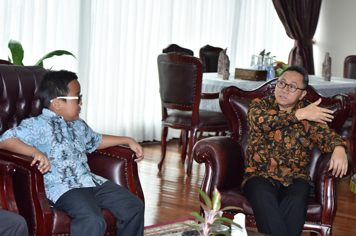 Ketua MPR Zulkifli Hasan berbincang dengan pianis cilik Jefri Setiawan di Kompleks Parlemen Jakarta.