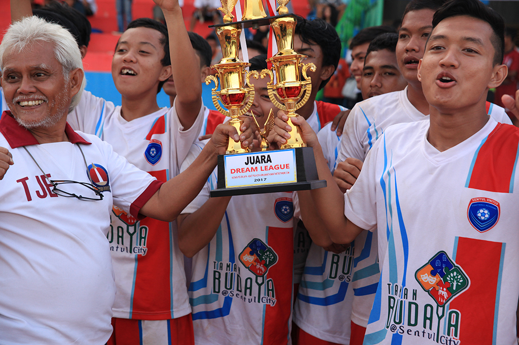 Sentul United keluar sebagai juara pertama Trofeo Dream League U-16 & U-19 yang digelar di Stadion Cendrawasih, Cengkareng, Jakarta Barat, Minggu (8/1/2017).