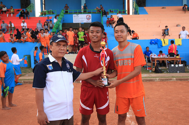 Persija Barat (Merah) dan Garec's (Orange) meraih trofi juara dua bersama Trofeo Dream League U-16 & U-19 yang digelar di Stadion Cendrawasih, Cengkareng, Jakarta Barat, Minggu (8/1/2017).