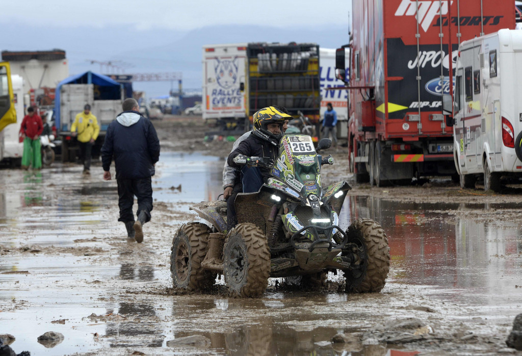 Lapangan tempat berkumpulnya kendaraan peserta dan logistik di Oruro, Bolivia, berubah menjadi padang lumpur.