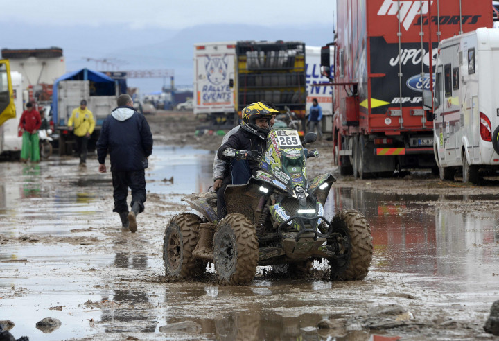 Lapangan tempat berkumpulnya kendaraan peserta dan logistik di Oruro, Bolivia, berubah menjadi padang lumpur.