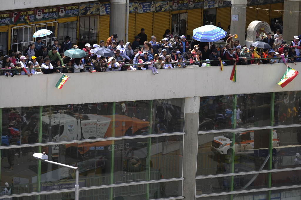 Warga antusias menyambut parade peserta Reli Dakar 2017.