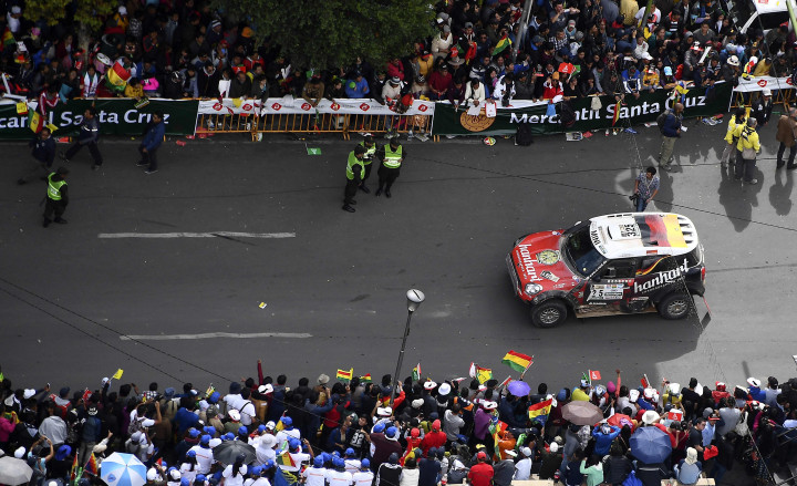 Warga antusias menyambut parade peserta Reli Dakar 2017.