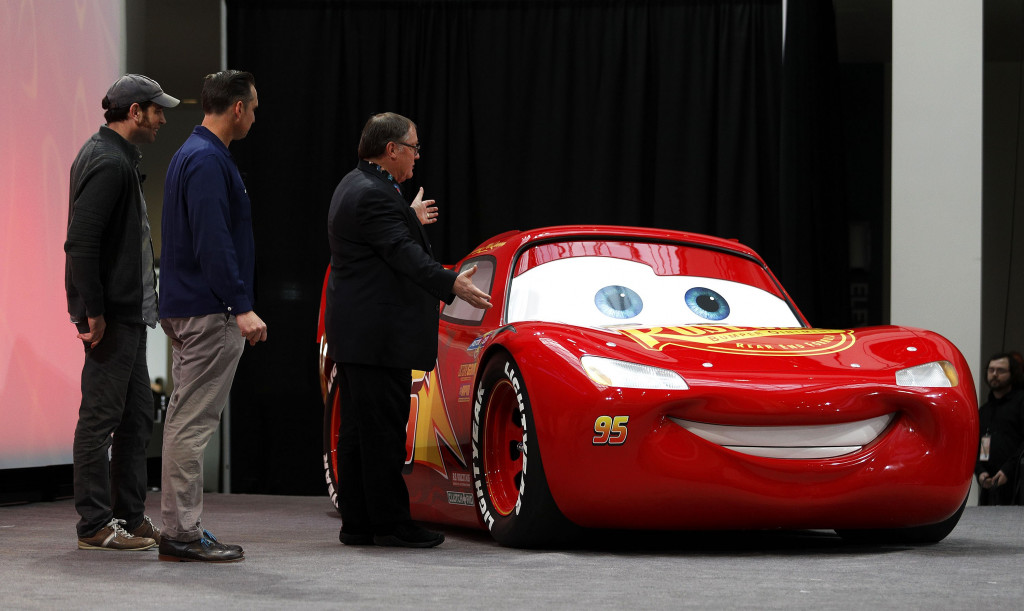 Tiga petinggi divisi kreatif Pixar Animation Studios, John Lasseter (kanan), Jay Ward (tengah) dan Jay Shuster (kiri), mengumumkan produksi Cars 3 memasuki tahap akhir. Film animasi yang 'dibintangi' Lightning McQueen (merah) dapat disaksikan di bioskop pada Juni mendatang. Bill Pugliano / Getty Images / AFP
