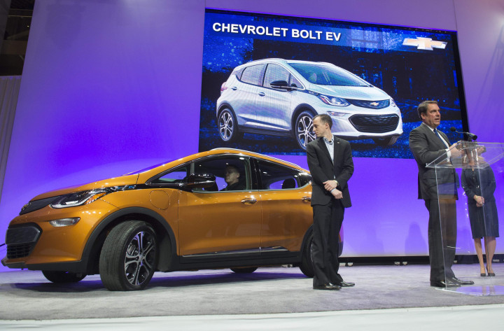 Wakil Presdir General Motor, Mark Reuss (dua dari kanan) menerima sertifikat Car of The Year 2016 untuk mobil listrik Chevrolet Bolt. AFP Photo/Saul Loeb