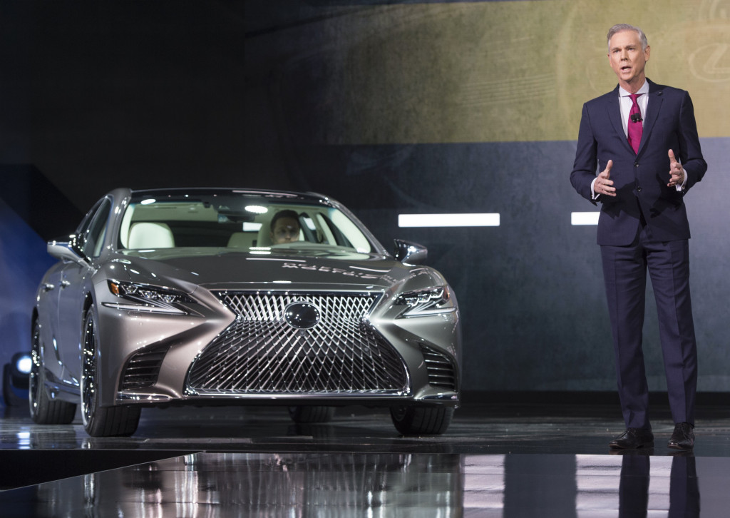 Vice President Lexus, Jeff Bracken, memaparkan fitur Lexus LS 2018. Amerika masih merupakan pasar yang menggiurkan segmen sedan mewah. 