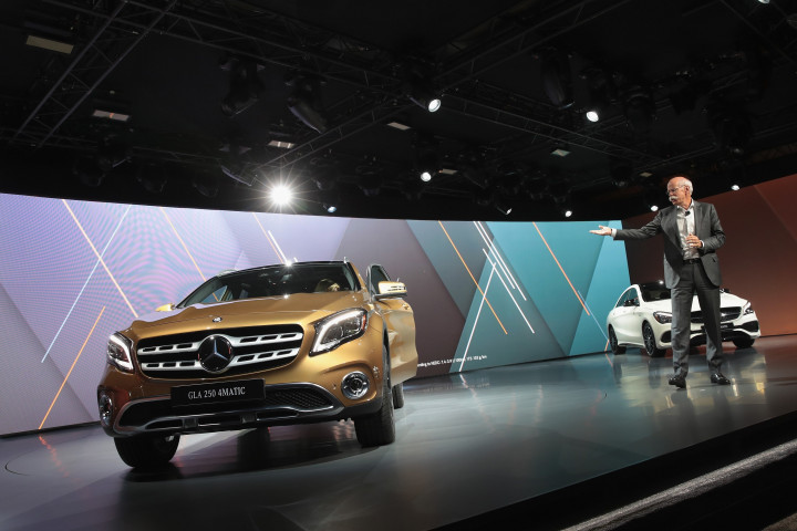 Presdir Daimler AG, Dieter Zetsche, memperkenalkan SUV Mercedes GLA 2018. Pameran otomotif penting di AS ini dibuka untuk umum pada 14-22 Januari. Scott Olson/Getty Images/AFP
