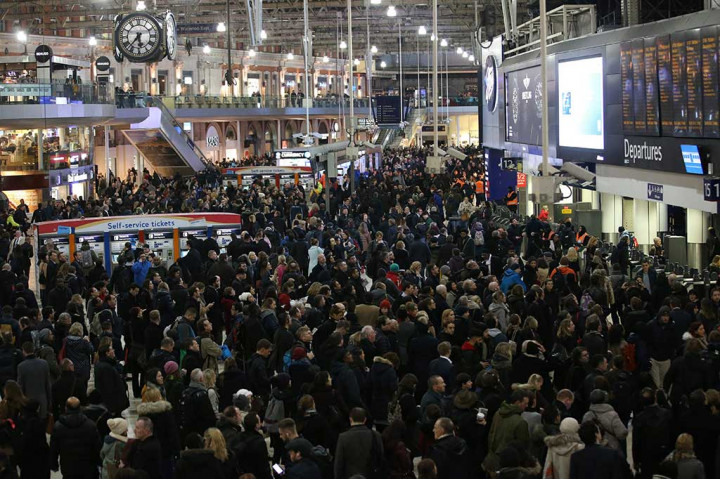 Ratusan calon penumpang antre di lobi stasiun bawah tanah Waterloo, London, Senin.