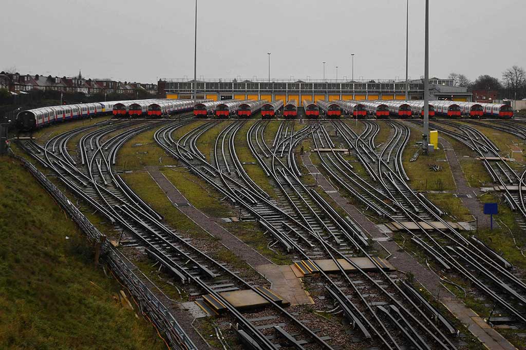 Kereta komuter diparkir di depot Northfields, wilayah barat London.
