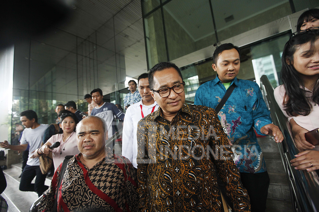 Kepala Kantor Wilayah DKI Jakarta Khusus Direktorat Jenderal Pajak Kementerian Keuangan Muhammad Haniv keluar dari Gedung KPK, Jakarta.