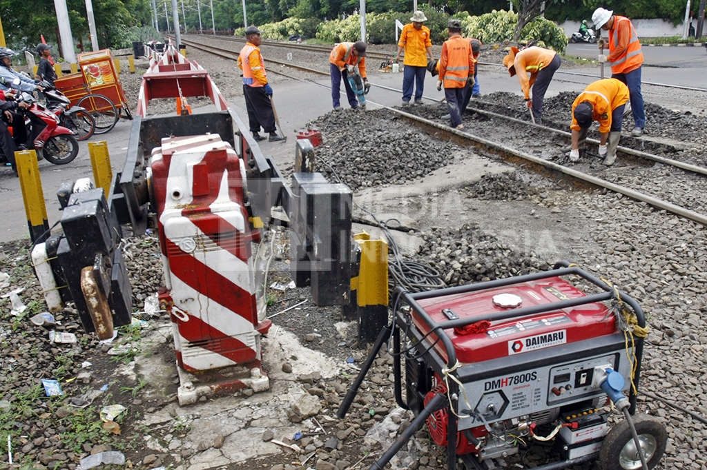 Sejumlah pekerja dari PT KAI tengah memperbaiki perlintasan rel kereta api yang rusak di dekat Stasiun Manggarai, Jakarta.