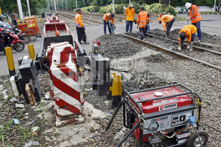 Sejumlah pekerja dari PT KAI tengah memperbaiki perlintasan rel kereta api yang rusak di dekat Stasiun Manggarai, Jakarta.