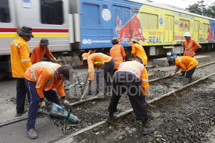 Sejumlah pekerja dari PT KAI tengah memperbaiki perlintasan rel kereta api yang rusak di dekat Stasiun Manggarai, Jakarta.