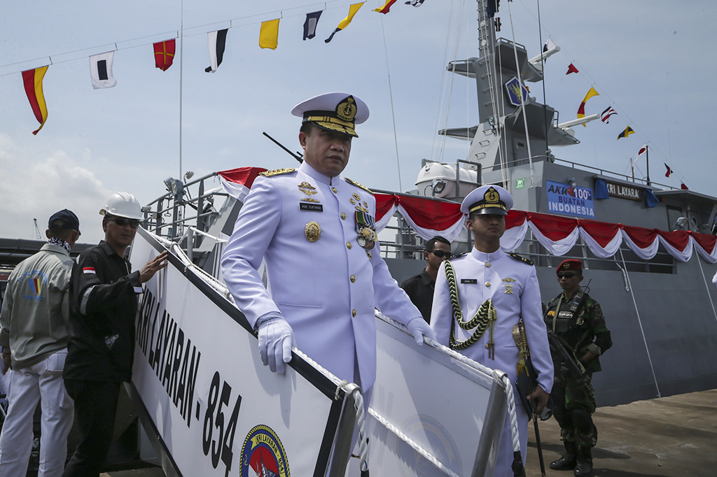 KSAL Laksamana TNI Ade Supandi usai melakukan peninjauan KRI Layaran 854 di Dermaga Utara Pelabuhan Batu Ampar, Batam, Kepulauan Riau, Selasa (10/1/2017).