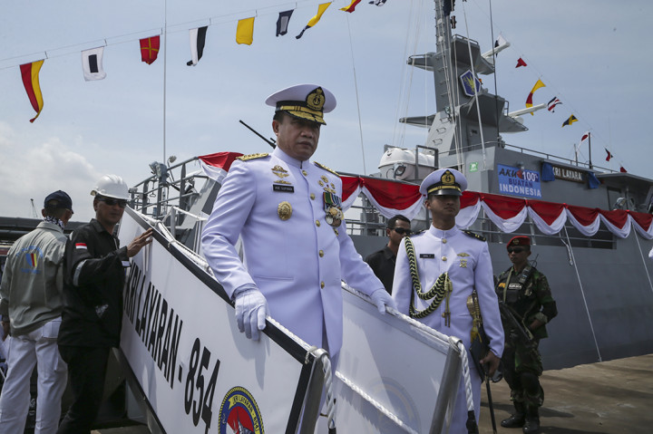 KSAL Laksamana TNI Ade Supandi usai melakukan peninjauan KRI Layaran 854 di Dermaga Utara Pelabuhan Batu Ampar, Batam, Kepulauan Riau, Selasa (10/1/2017).