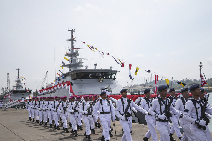 Sejumlah pasukan dari TNI Angkatan Laut berjalan melintasi KRI Layaran 854 di Dermaga Utara Pelabuhan Batu Ampar, Batam, Kepulauan Riau.