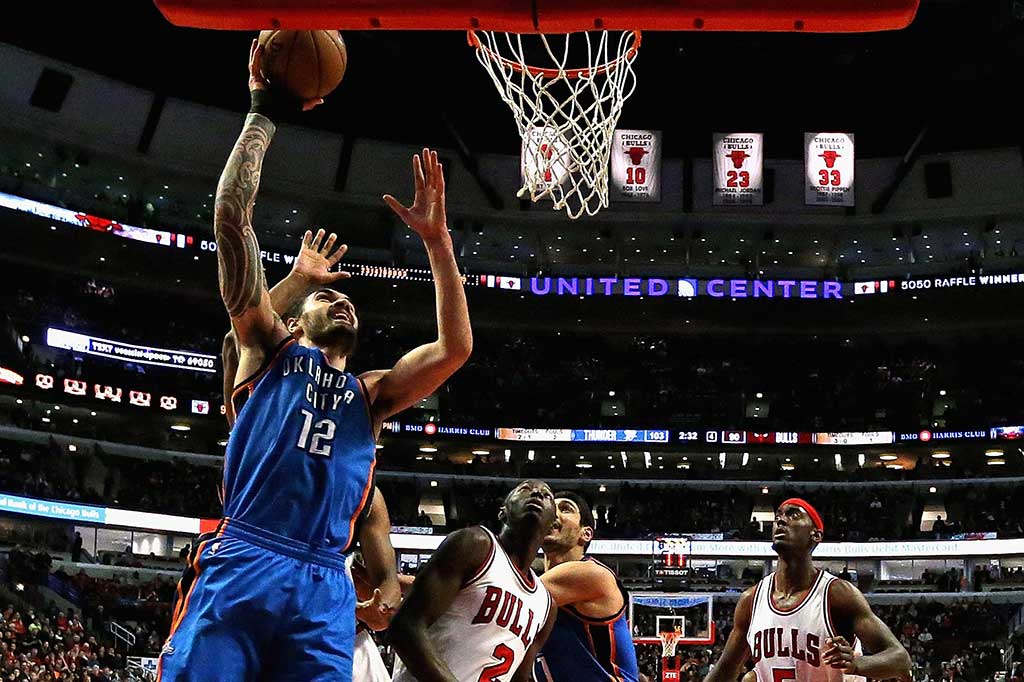 Center Steve Adams mengemas 22 poin.