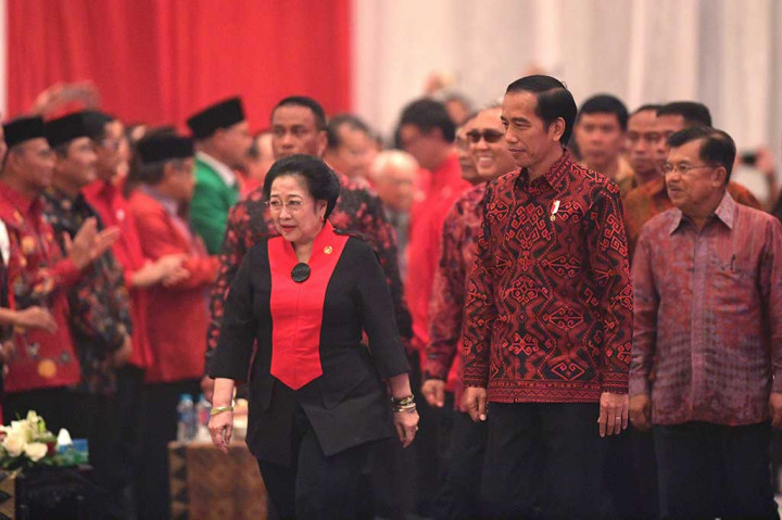 Presiden Joko Widodo (kedua kanan), Wapres Jusuf Kalla (kanan) dan Ketua Umum PDI Perjuangan Megawati Soekarnoputri (ketiga kanan) berjalan menuju ruang acara perayaan Hari Ulang Tahun (HUT) ke-44 PDI Perjuangan di Senayan, Jakarta, Selasa (10/1/2017).