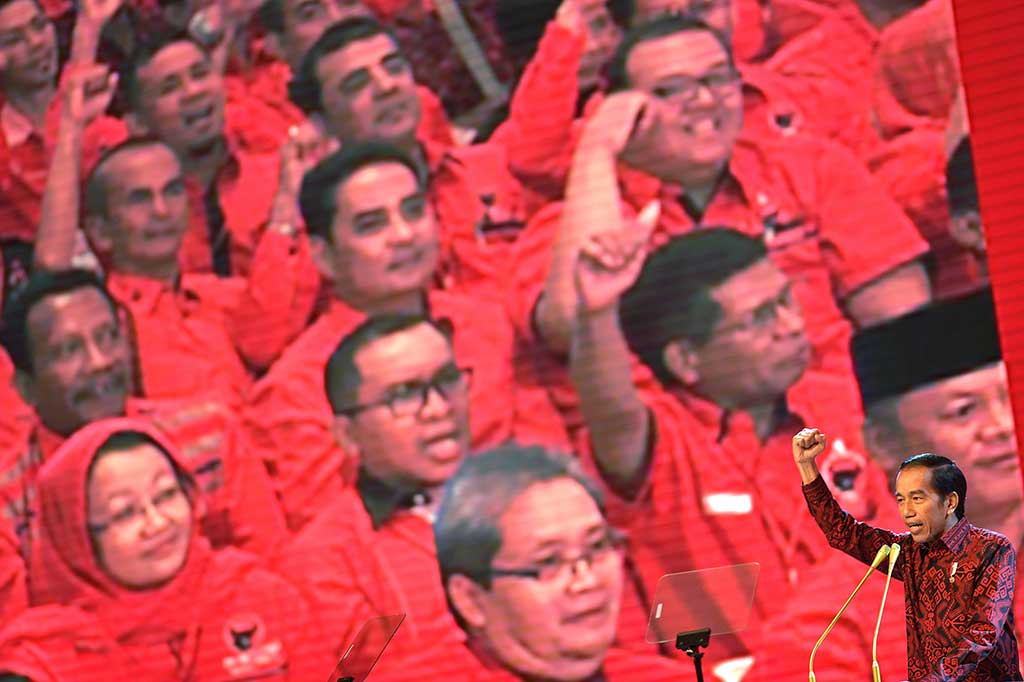 Presiden Jokowi meneriakkan salam kebangsaan ketika menyampaikan sambutannya pada acara HUT ke-44 PDIP.