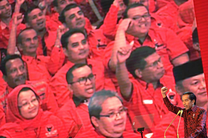 Presiden Jokowi meneriakkan salam kebangsaan ketika menyampaikan sambutannya pada acara HUT ke-44 PDIP.