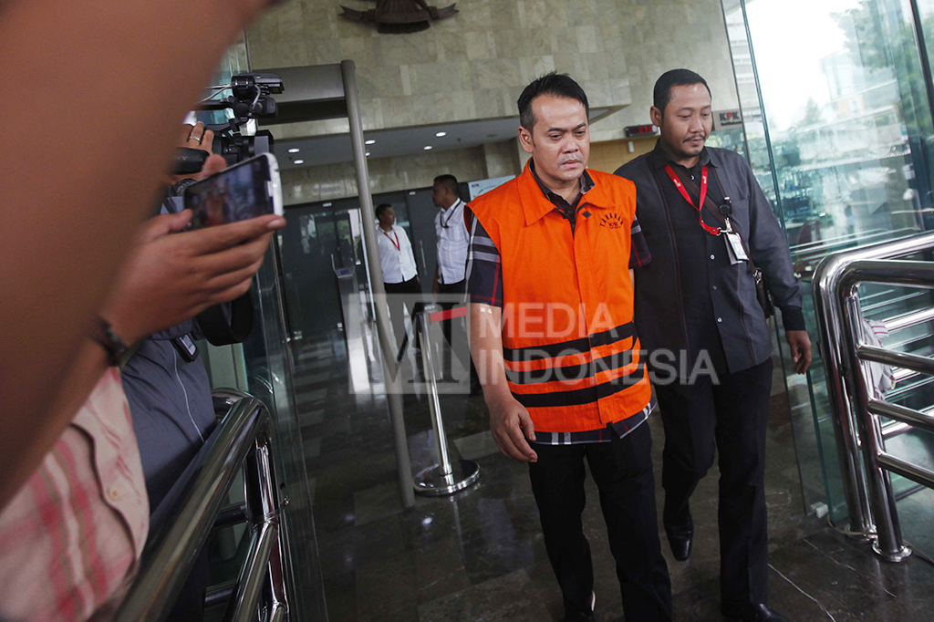 Direktur Utama PT Melati Technofo Indonesia Fahmi Darmawansyah dikawal petugas keluar dari Gedung KPK, Jakarta.