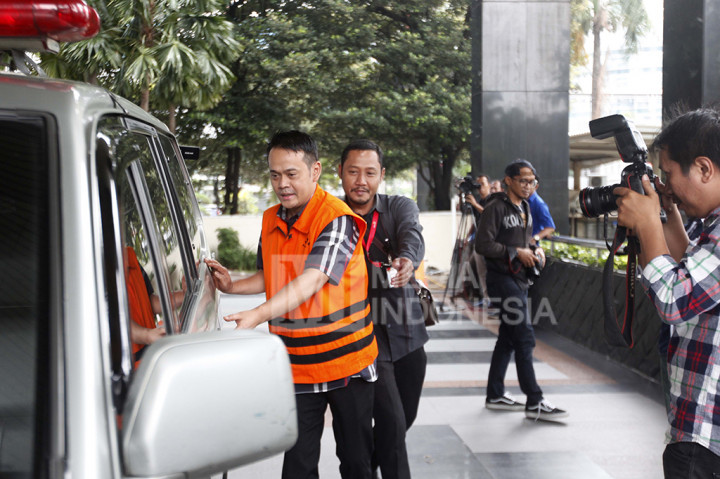 Direktur Utama PT Melati Technofo Indonesia Fahmi Darmawansyah dikawal petugas keluar dari Gedung KPK, Jakarta.