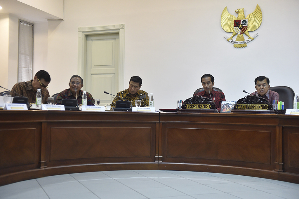 Presiden Joko Widodo (kedua kanan) didampingi Wakil Presiden Jusuf Kalla (kanan) memimpin rapat terbatas tentang pelaksanaan kegiatan usaha mineral dan batubara di Kantor Presiden, Jakarta.