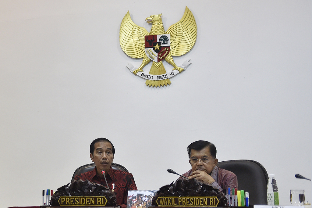 Presiden Joko Widodo (kiri) didampingi Wakil Presiden Jusuf Kalla  memimpin rapat terbatas tentang pelaksanaan kegiatan usaha mineral dan batubara di Kantor Presiden, Jakarta.