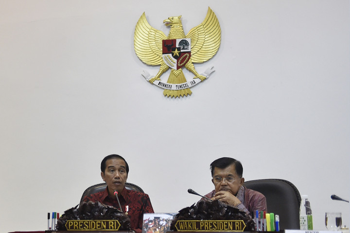Presiden Joko Widodo (kiri) didampingi Wakil Presiden Jusuf Kalla  memimpin rapat terbatas tentang pelaksanaan kegiatan usaha mineral dan batubara di Kantor Presiden, Jakarta.