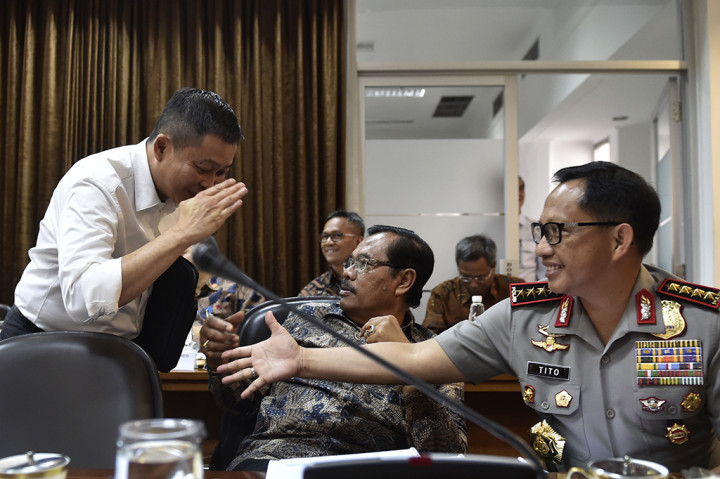 Menteri ESDM Ignasius Jonan (kiri), Jaksa Agung HM Prasetyo (tengah) dan Kapolri Jenderal Pol Tito Karnavian saat mengikuti rapat terbatas tentang pelaksanaan kegiatan usaha mineral dan batubara.