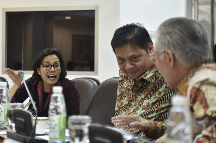 Menteri Keuangan Sri Mulyani (kiri), Menteri Perindustrian Airlangga Hartarto (tengah) dan Menteri Perdagangan Enggartiasto Lukita saat mengikuti rapat terbatas tentang pelaksanaan kegiatan usaha mineral dan batubara.