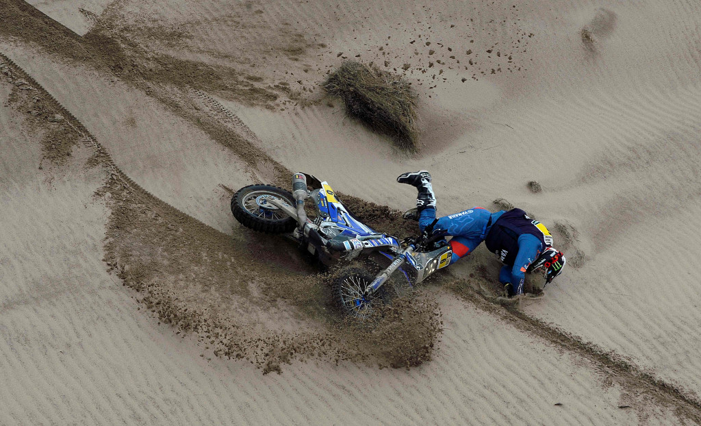 Adrien Van Beveren terjatuh setelah Yamaha yang dipacunya tergelincir pasir basah. Yamaha yang tahun lalu menjadi runner up, optimis menjadi juara umum 2017.