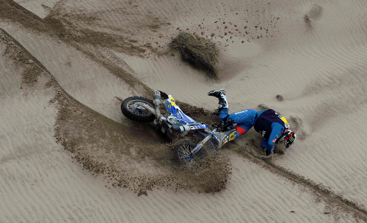 Adrien Van Beveren terjatuh setelah Yamaha yang dipacunya tergelincir pasir basah. Yamaha yang tahun lalu menjadi runner up, optimis menjadi juara umum 2017.