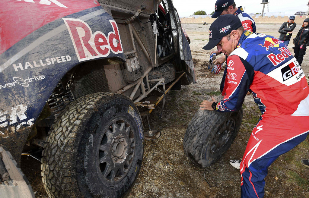  Setelah memasuki garis finis di Uyuni, Giniel De Villiers mengganti roda Toyota Hilux Evo pacuannya sebagai persiapan menghadapi etape 8. 