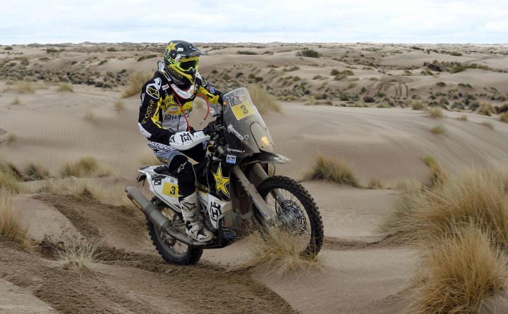Pablo Quintanilla memacu Husqvarna-nya melintasi di gurun pasir yang membentang antara La Paz dengan Uyuni, Bolivia. Husqvarna menjuarai berbagai balap cross country pada sepanjang 2016. 