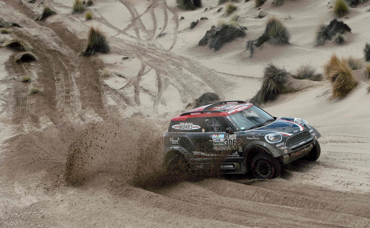 Mini yang dipacu Yazeed Alrajhi dan Timo Gottschalk bermanuver memilih jalur terbaik di gurun pasir antara La Paz dan Uyuni.  