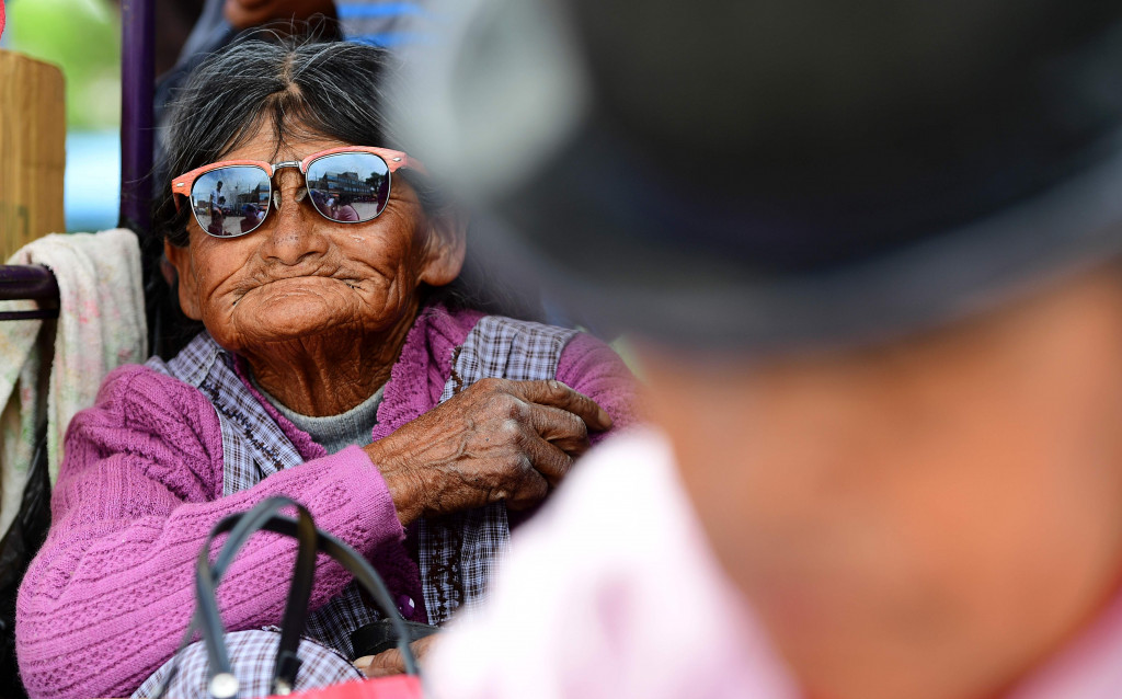 Seorang nenek warga Uyuni menonton kesibukan barak pereli. Akibat dibatalkannya etape 6, peserta Reli Dakar 2017 mendapat 'bonus' istirahat satu hari penuh di La Paz.