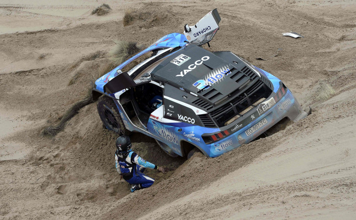 Romain Dumas and Alain Guehennec berjibaku membebaskan Peugeot-nya yang terjebak setelah menuruni gunungan pasir basah. 