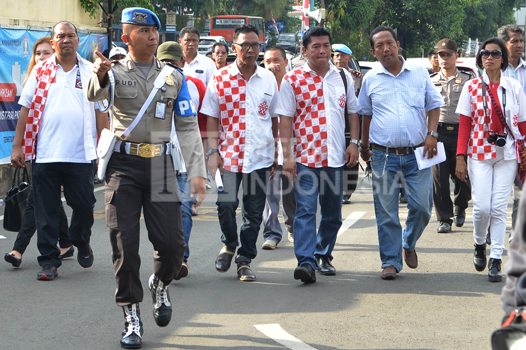 Ketua Relawan Solidaritas Merah Putih (SOLMET) Sylver Matupina (ketiga dari kanan) bersama relawan lainnya memberikan keterangan saat akan melaporkan Imam besar Front Pembela islam (FPI) di Polda Metro Jaya, Jakarta.