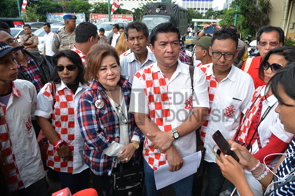 Solidaritas Merah Putih (SOLMET) melaporkan Imam Besar Front Pembela Islam (FPI) Rizieq Shihab terkait ceramahnya yang menyinggung soal mata uang yang berlogo 'palu arit'.