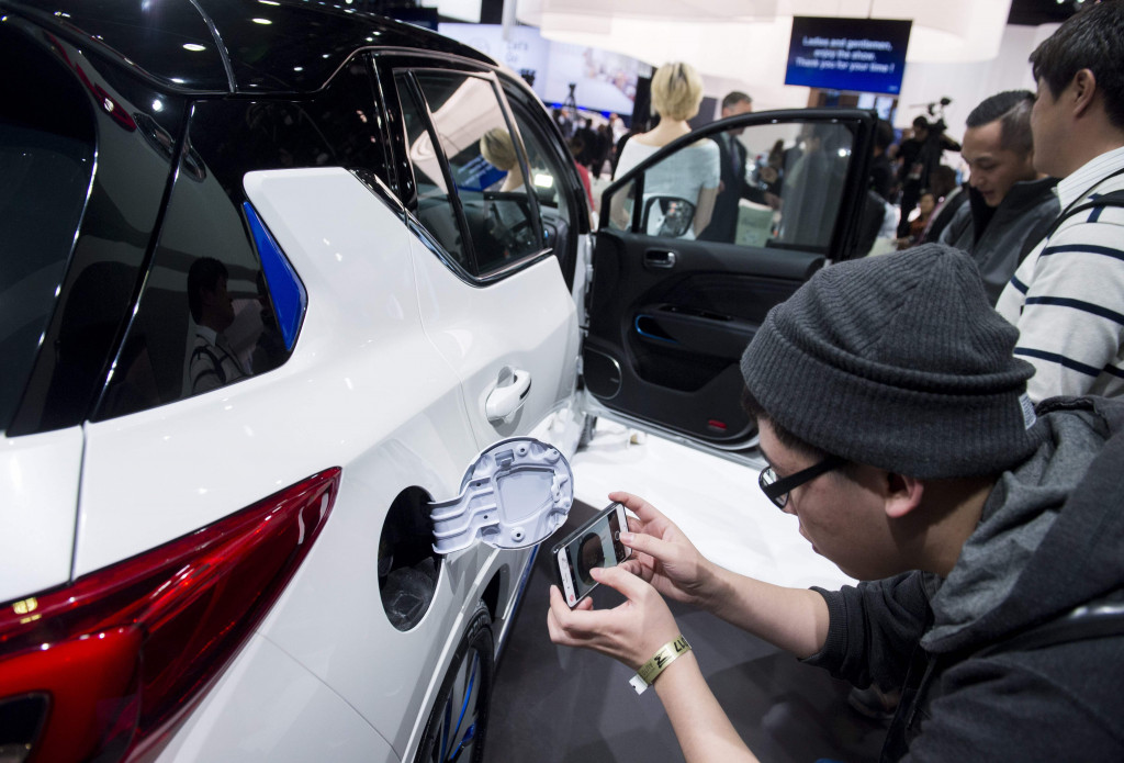 Wartawan memotret detail tempat pengisian listrik GAC GE3. Model crossover ini tidak berbeda dengan mobil bermesin bakar.