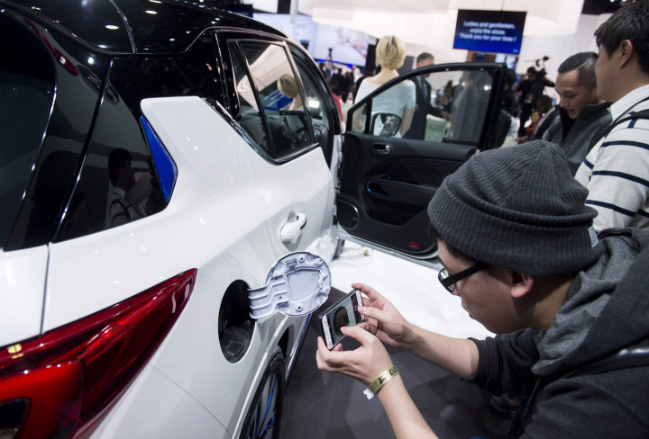 Wartawan memotret detail tempat pengisian listrik GAC GE3. Model crossover ini tidak berbeda dengan mobil bermesin bakar.