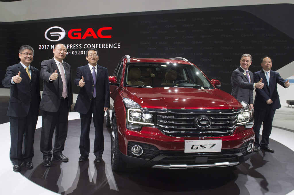 Para petinggi GAC berpose di samping GS7. Model SUV ini berpenggerak 4WD dan bermesin bakar.