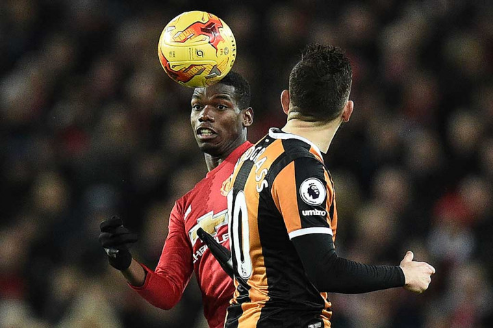 Tampil di hadapan pendukungnya sendiri, pada babak pertama para pemain Manchester United kesulitan menembus rapatnya pertahanan lawan. Skor 0-0 bertahan hingga jeda.