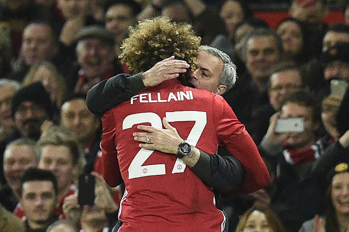 Fellaini meluapkan kegembiraannya bersama manajer Jose Mourinho.