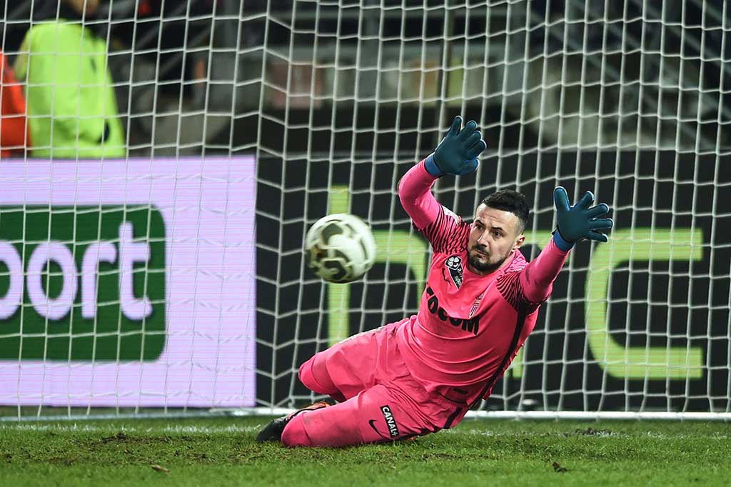 Penjaga gawang AS Monaco Danijel Subasic berhasil menggagalkan eksekusi penalti Moussa Sao.