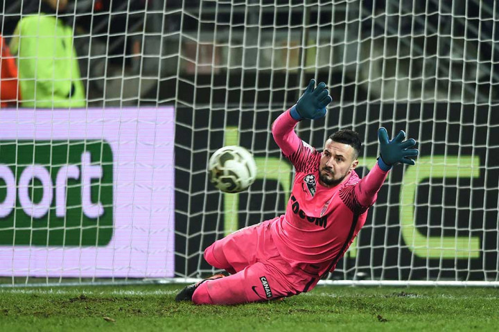 Penjaga gawang AS Monaco Danijel Subasic berhasil menggagalkan eksekusi penalti Moussa Sao.