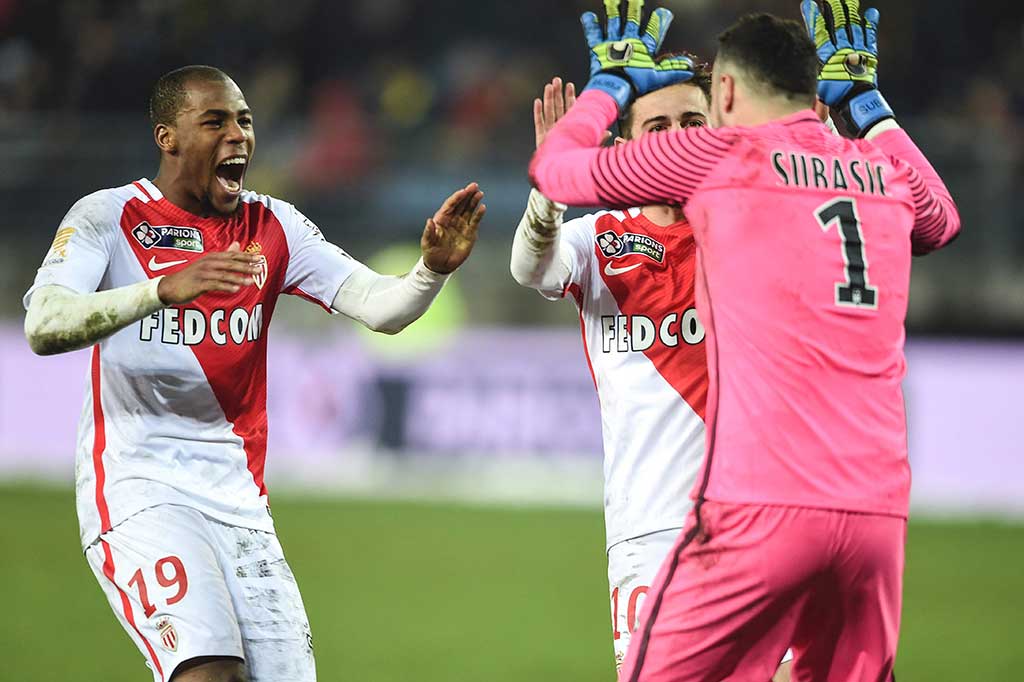 Djibril Sidibe melakukan selebrasi bersama rekan-rekan setimnya usai mencetak gol penalti penentu kemenangan timnya.